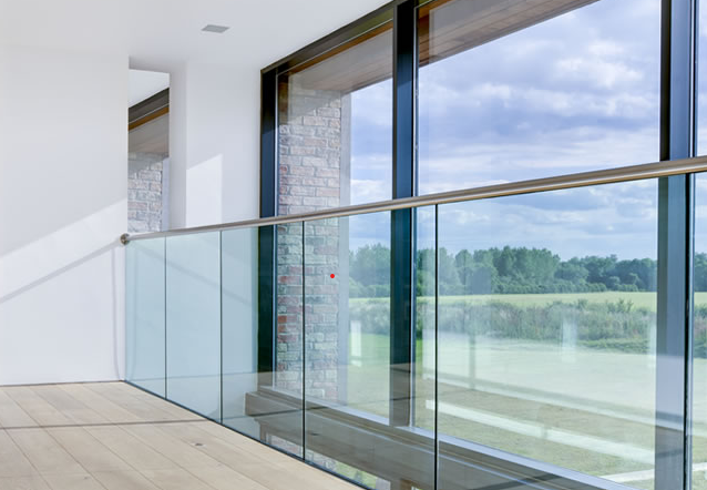 Minimale hoogte Glasbalustrade = 1mtr.