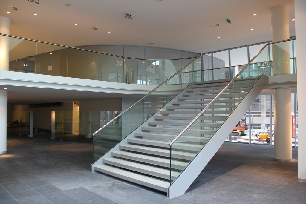 TL-3031 | Glas Profiel | glass balustrade | stairs | monted on concrete