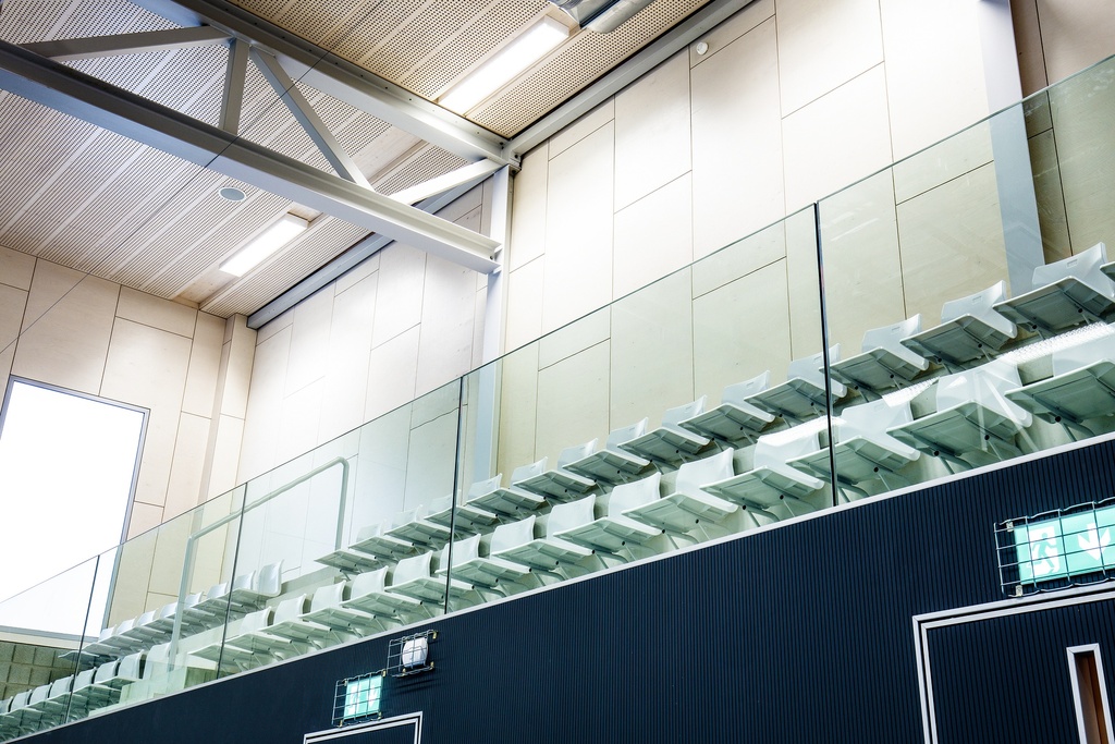 TL-3031 | Glas Profiel | glass balustrade | sport center | stand | monted on concrete