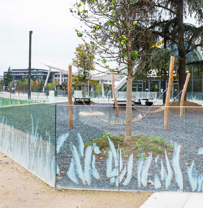 TL-4010 | Glasprofiel | glass balustrade | play area | monted on concrete