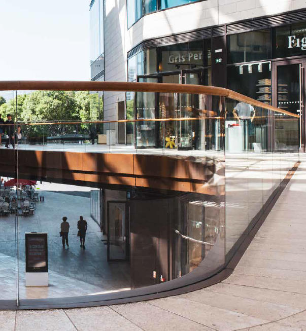 BEND-FIT | TL-6020 | Glasprofiel | shopping center | monted on concrete | glassbalustrade