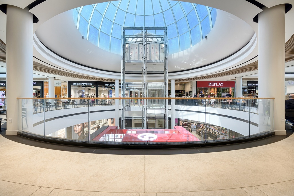 Glassbalustrade | Shoppingcentre | Monted on Concrete TL-6030 Glass Profile