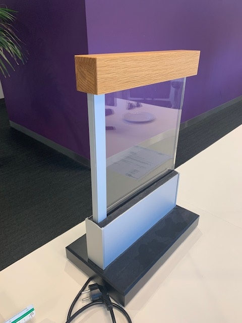 LAZORTRACK table display oak laquered (discontinued product until 30/06/2026 or while stocks last)
